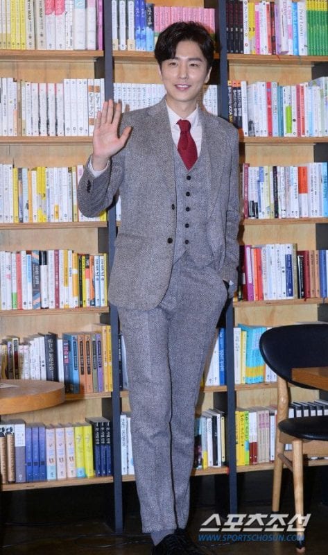 ชินดงอุค ในงานเปิดตัวหนังสือที่เขาเขียนเอง